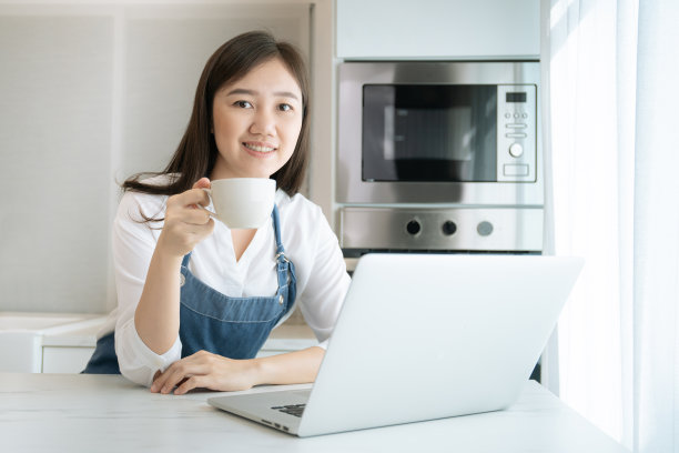 厨房里的女人。图片下载