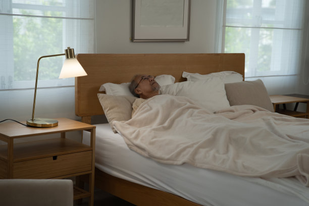 退休老人生病孤独地躺在床上图片下载