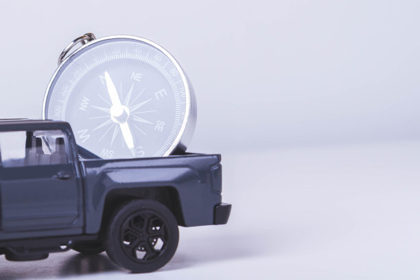 旅游是自驾旅游。乘汽车旅行。指南针和汽车。Autotourism。图片下载