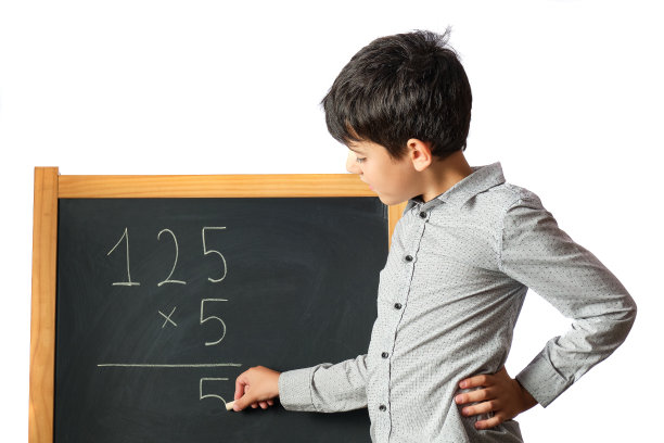 男孩在黑板前准备返校图片下载