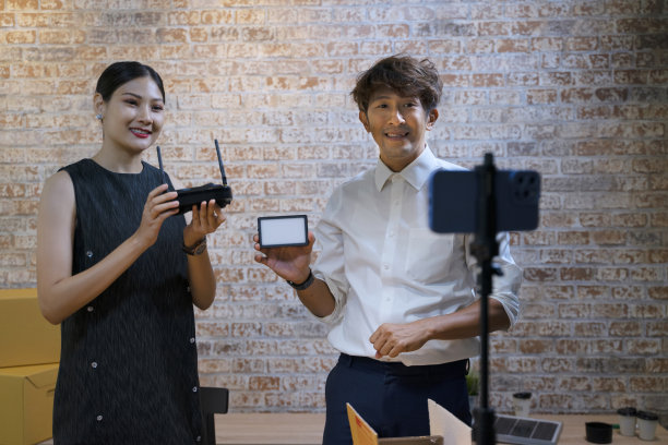 年轻的企业家正在进行直播。图片下载