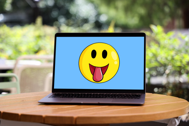 笔记本电脑屏幕上的黄色表情符号笑脸图标图片下载