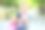 青春期前微笑的女学生背着书包，喝着酒去上学。返校的概念图片下载