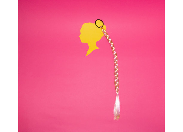 女纸头用长长的金发扎成马尾，创意十足的艺术设计图片下载