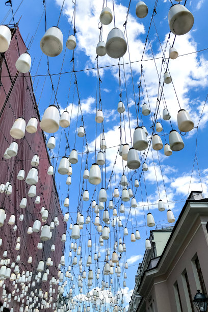 花环与许多装饰灯笼对蓝色多云的天空图片下载