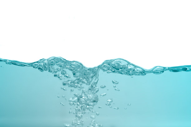 水飞溅，波纹和气泡运动孤立在白色背景。图片下载