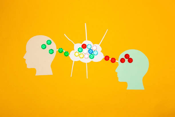 人头上传数据到云端，另一个人头下载数据，创意艺术设计图片下载