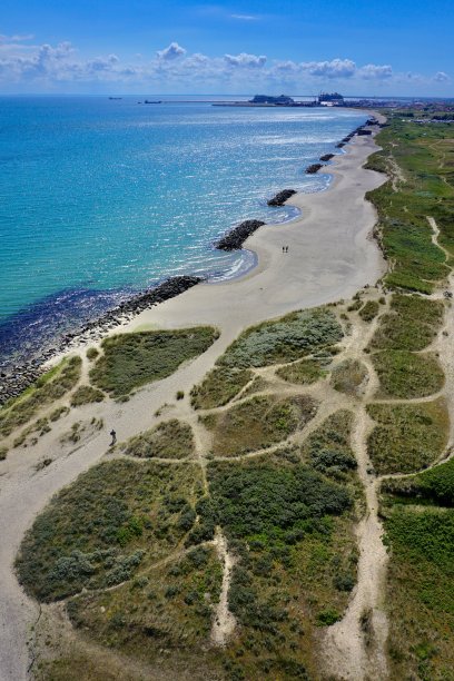 斯卡根灯塔(丹麦:Skagen Fyr)，也被称为斯卡根的灰色灯塔(Det Grå Fyr)，是一个活跃的灯塔，位于斯卡根东北4公里(2.5英里)，位于丹麦日德兰半岛的北部。图片下载