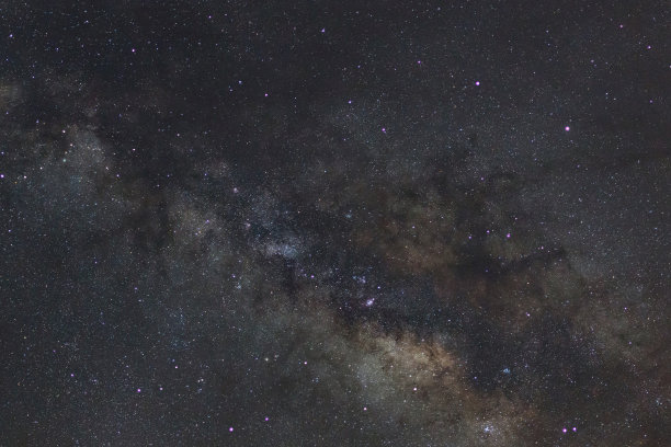 繁星点点的夜空，布满星星的银河系和宇宙中的太空尘埃，长曝光照片，带有纹路。图片下载