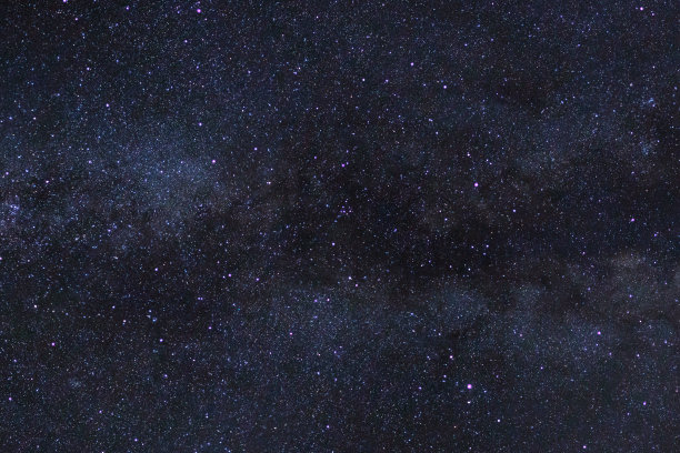 繁星点点的夜空，布满星星的银河系和宇宙中的太空尘埃，长曝光照片，带有纹路。图片下载
