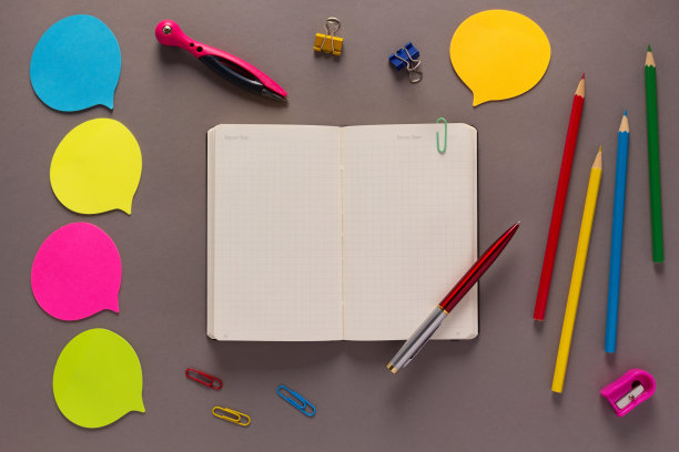 笔记本和钢笔与学校文具用品的纸张背景纹理图片下载