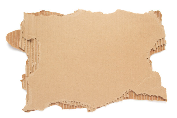 一块纸板撕裂边缘孤立在白色背景。布朗把纸图片下载