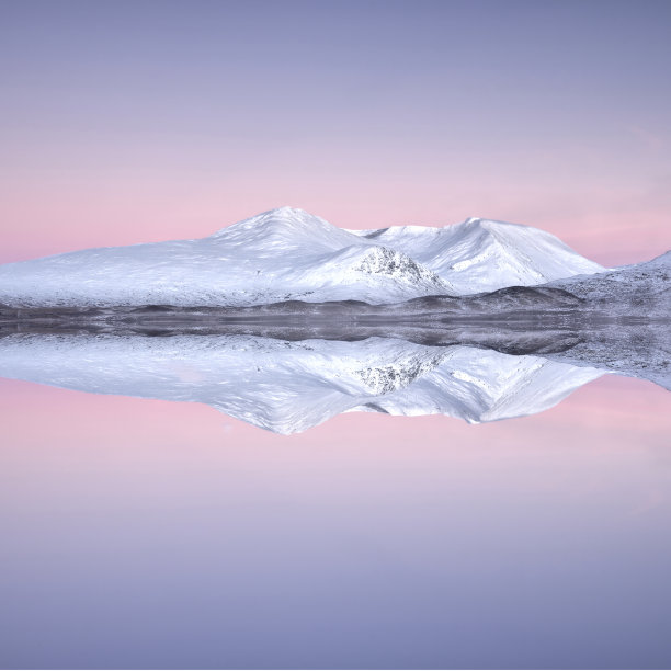 兰诺奇荒原和黑山在冬天被雪覆盖的倒影图片下载