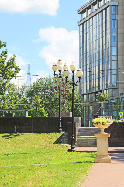 在莫斯科河岸上建造的政府大楼图片下载