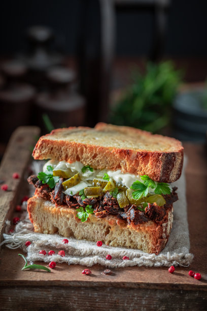 辣味三明治配泡菜、猪肉、酱汁和迷迭香。图片下载