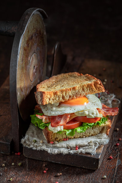 美味的自制烤三明治由新鲜的土特产制成。图片下载