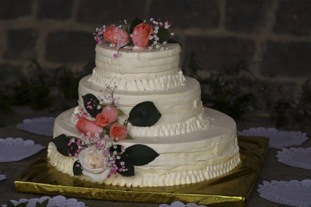 用玫瑰装饰的婚礼蛋糕图片下载