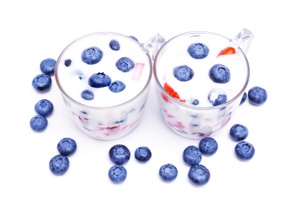 水果酸奶甜点在玻璃上的白色图片下载