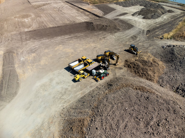 施工车辆排成一列图片下载