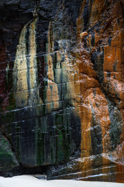 在As Catedrais海滩(大教堂海滩)的水和矿物渗漏的彩色纹理。卢戈,加利西亚,西班牙图片下载