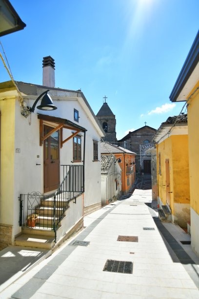 萨维尼亚诺·伊尔皮诺是意大利最美丽的村庄之一。图片下载