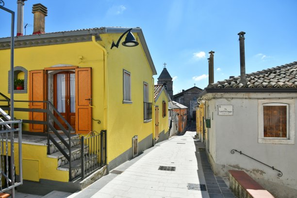 萨维尼亚诺·伊尔皮诺是意大利最美丽的村庄之一。图片下载