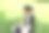 漂亮女孩坐在公园里用笔记本电脑图片下载