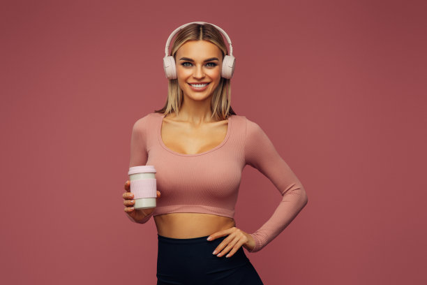 健身女子听音乐图片下载