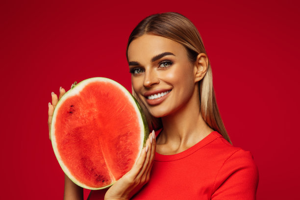手持西瓜片的女孩肖像图片下载