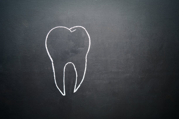 用微笑在黑板上涂鸦牙齿图片下载