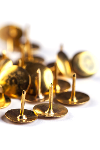 黄色办公室别针隔离在白色背景上。图钉图片下载