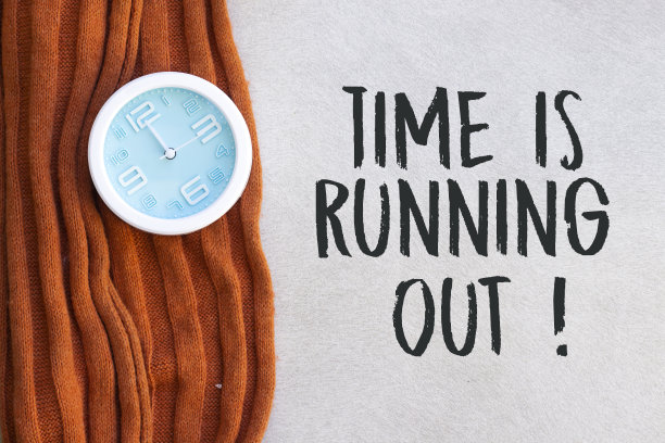 时间在流逝，橙色围巾上有警示语图片下载