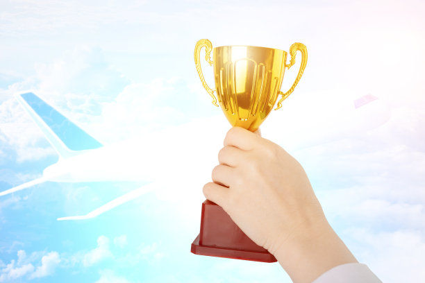 航空奖，金杯在手，背景是飞机在天空图片下载