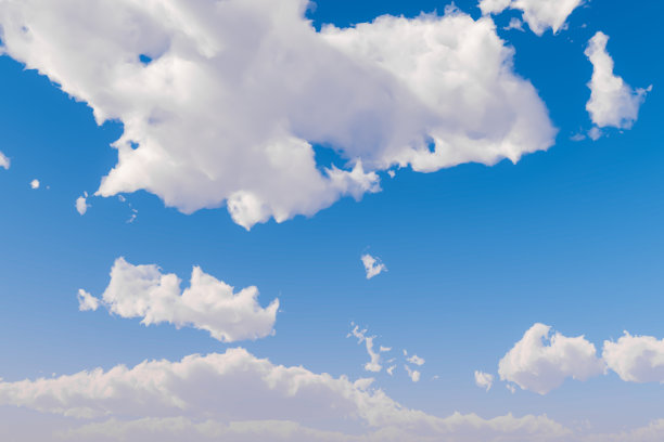 清澈的蓝天映衬着缕缕白云图片下载