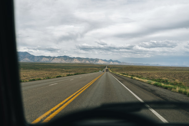 通过车辆到道路的POV图片下载