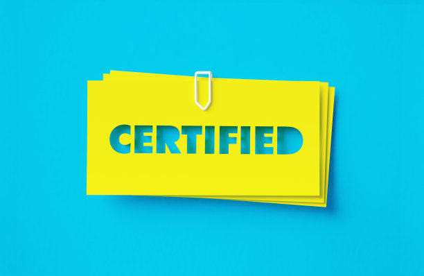 认证书面剪出黄色黏着笔记坐在蓝色的背景图片下载