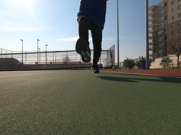 一个男孩正在训练网球低角水平照片图片下载