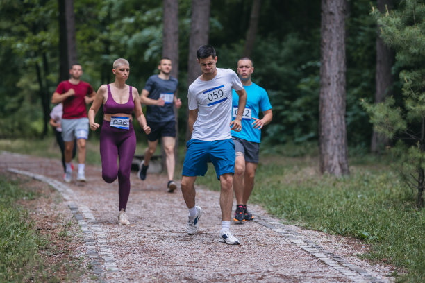 参加马拉松比赛受伤的男性运动员。图片下载