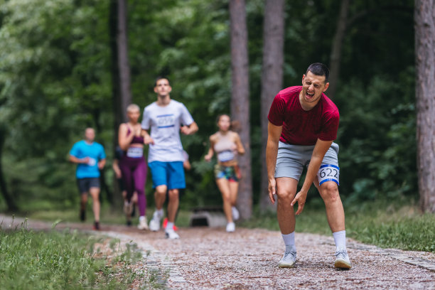 参加马拉松比赛受伤的男性运动员。图片下载