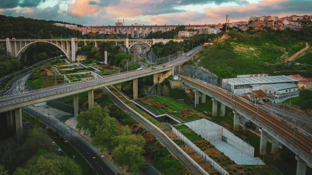 航拍图片，顶部，里斯本的道路，高架桥和火车图片下载