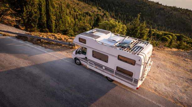 房车露营-在你的假期旅行的大篷车图片下载