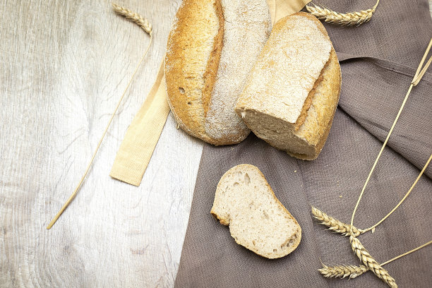 各种各样的烘焙脆面包和切片法棍面包在木制背景的拷贝空间，烘焙糕点食品的概念。俯视图图片下载