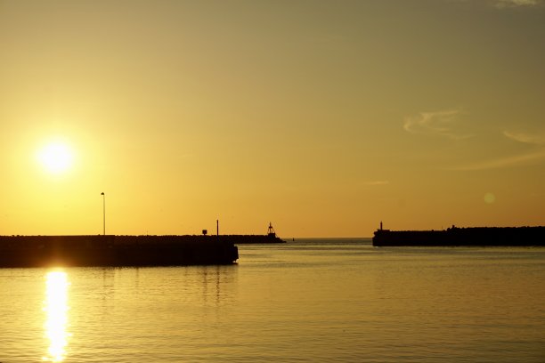 赫特沙尔斯港(丹麦语:赫特沙尔斯港)位于Jammer湾和Tannis湾之间。它是丹麦最大的渔港之一。夏日夕阳下的港口。图片下载