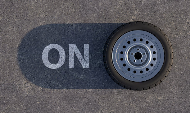 轮胎的边缘在柏油路上，阴影看起来像一个开关滑动按钮，标记为on图片下载