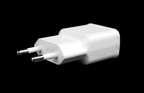 白色手机充电器适配器部分与usb端口隔离在白色背景。图片下载