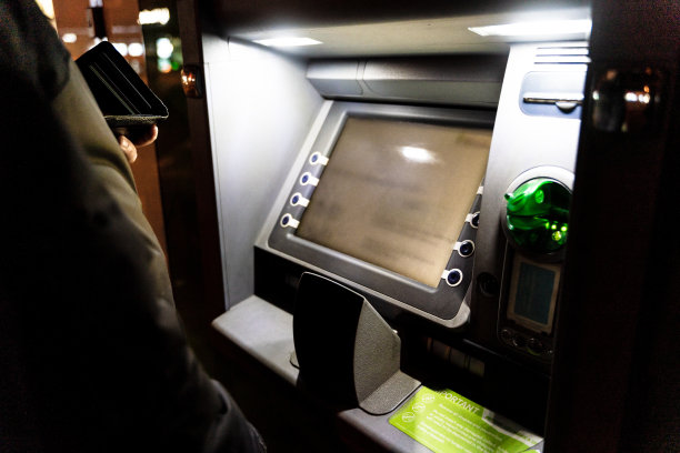 一名男子从自动取款机上取钱图片下载