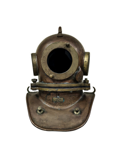 古董黄铜潜水头盔。潜水服的一部分。在白色背景上隔离。图片下载