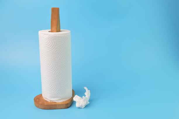 蓝色背景上孤立的白色薄纸卷图片下载