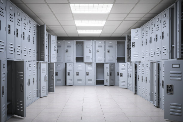 学校更衣室的门有开有关。图片下载