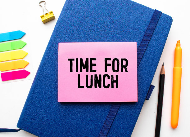 生意人手持带文字的名片特写，午餐时间，商业概念图片下载